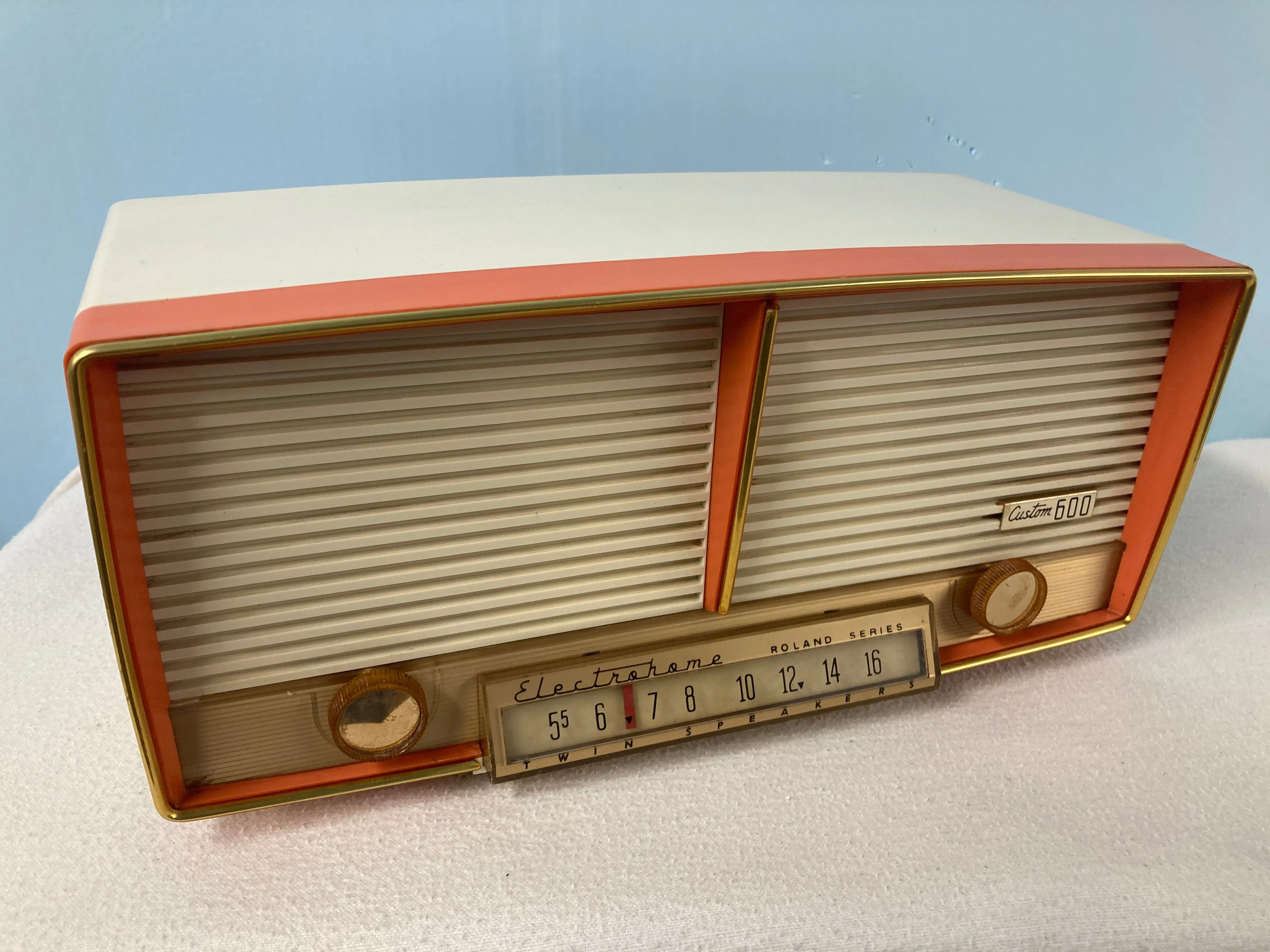 Electrohome Roland Series 6T-8 Tube Radio With Bluetooth input.