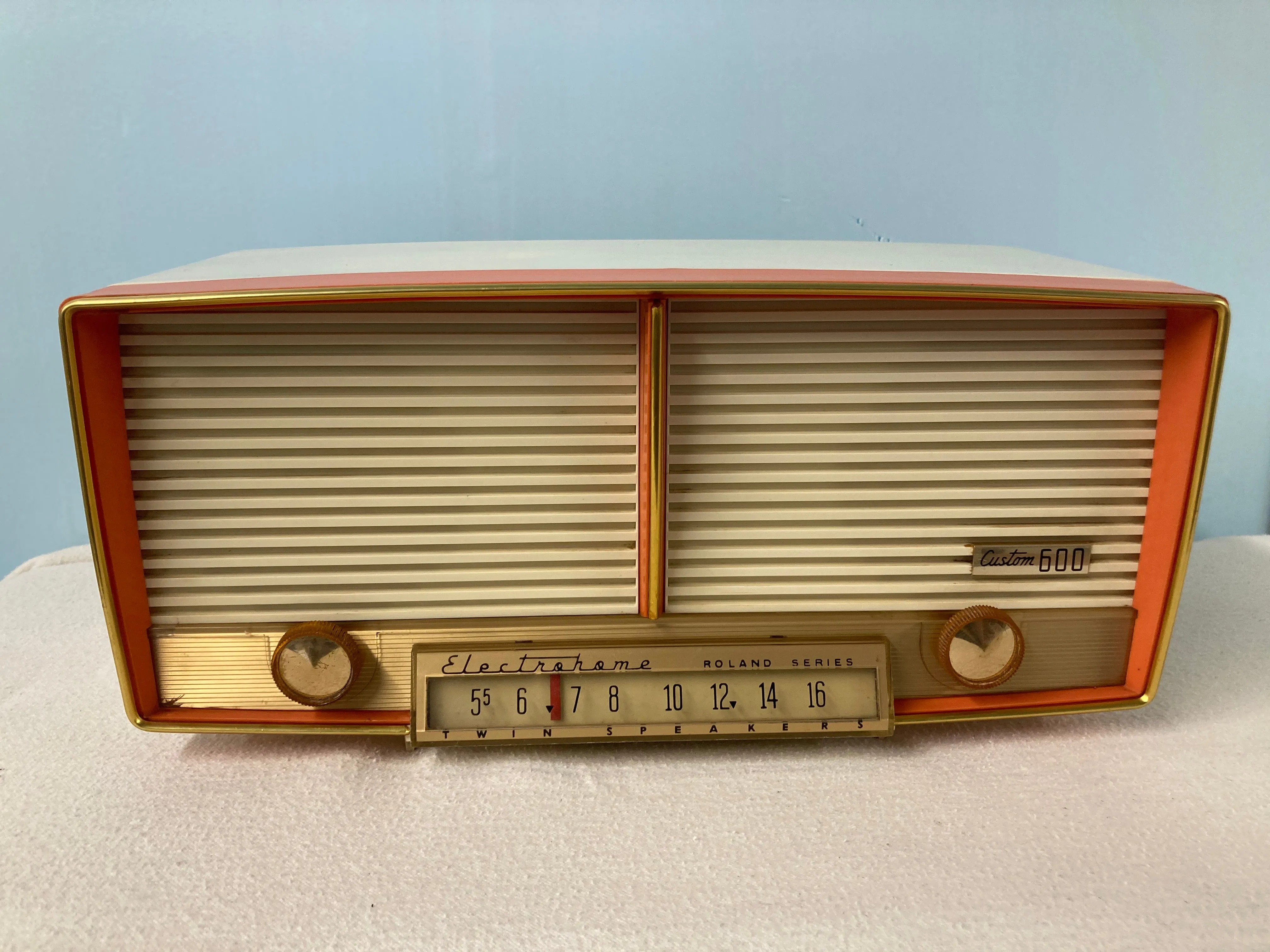 Electrohome Roland Series 6T-8 Tube Radio With Bluetooth input.