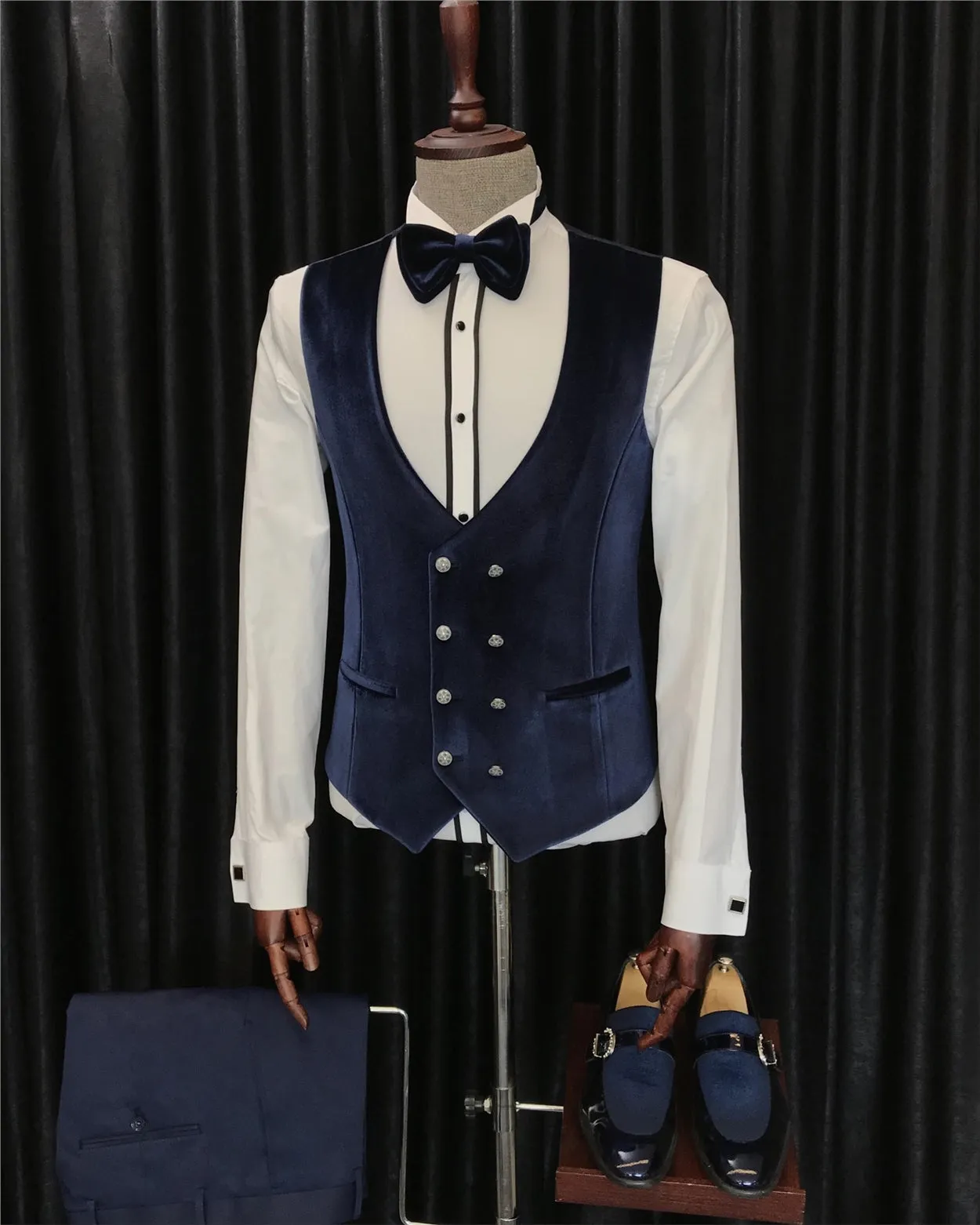 Fancy White 3 Piece Jacquard Wedding Suit with Navy Blue Shawl Lapel