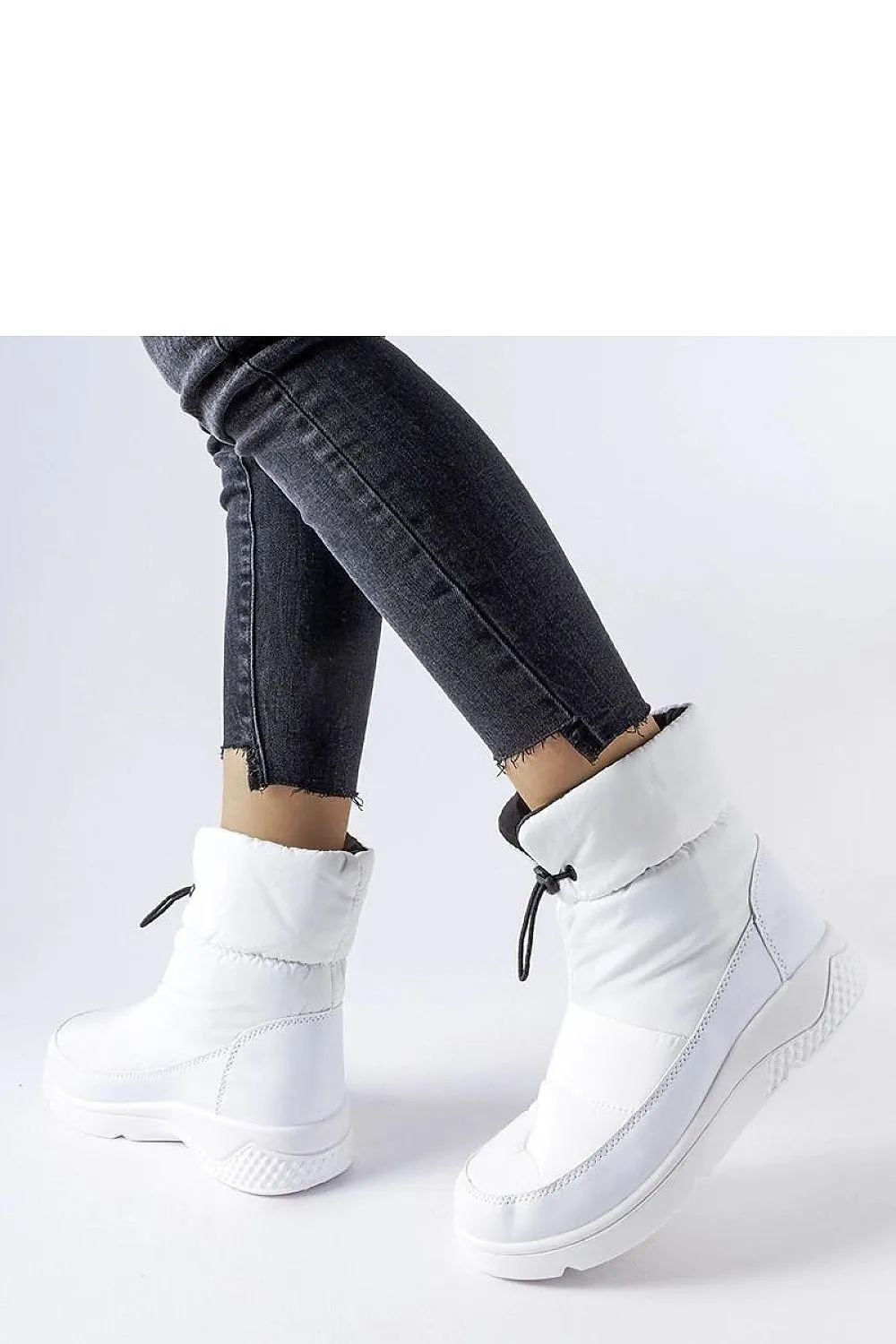 Women's white insulated snow boots